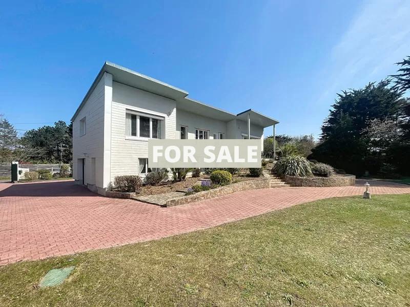 Main Photo of a 4 bedroom  House for sale