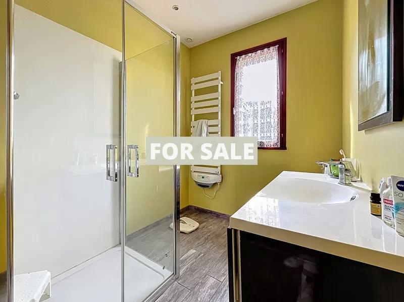 Detached House with Garage and Garden