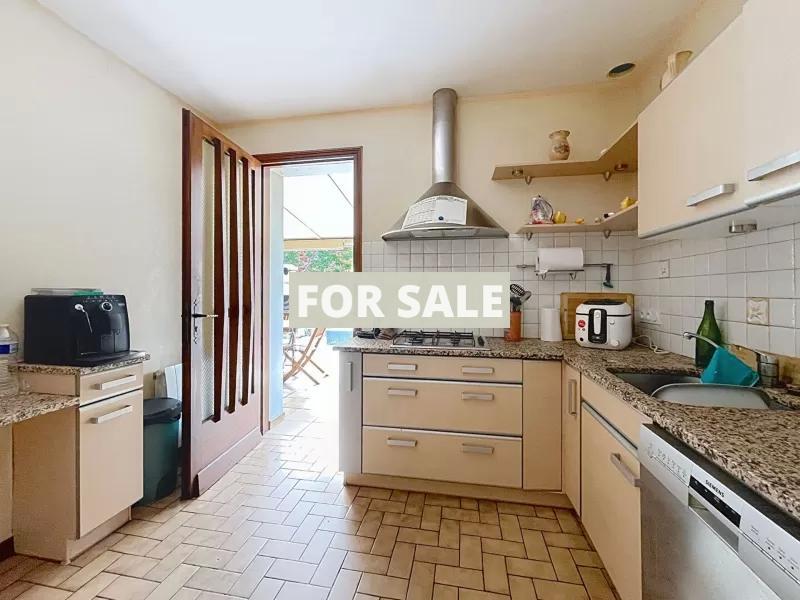 Detached House with Garage and Garden