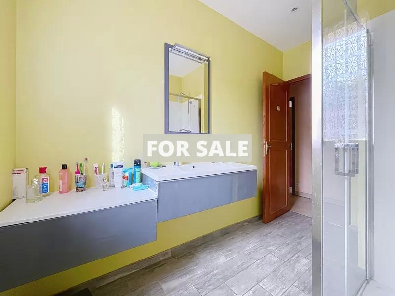 Detached House with Garage and Garden