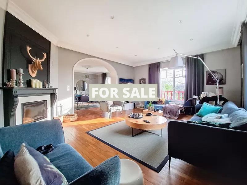 Stunning Manor House in Parkland Gardens