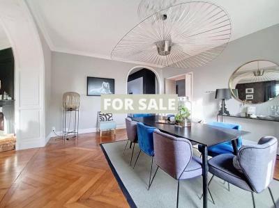 Stunning Manor House in Parkland Gardens