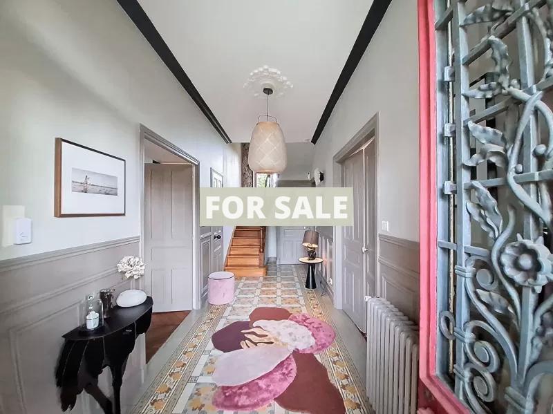 Stunning Manor House in Parkland Gardens