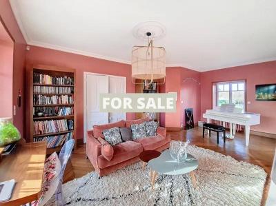 Stunning Manor House in Parkland Gardens