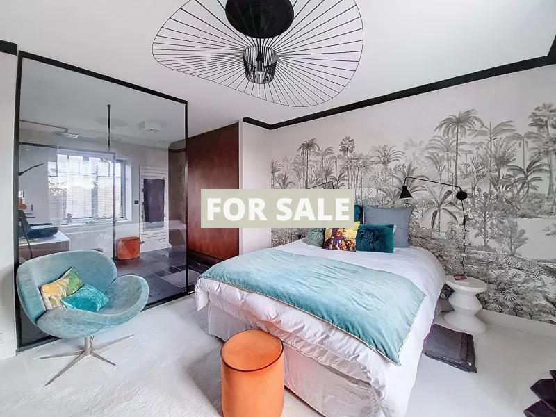 Stunning Manor House in Parkland Gardens