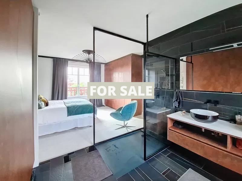 Stunning Manor House in Parkland Gardens