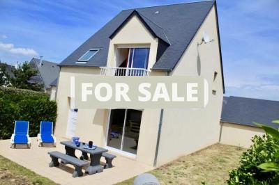 Modern Detached House with Garden