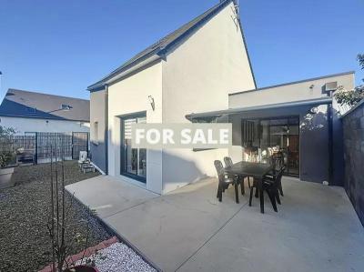 Modern Detached House with Garden