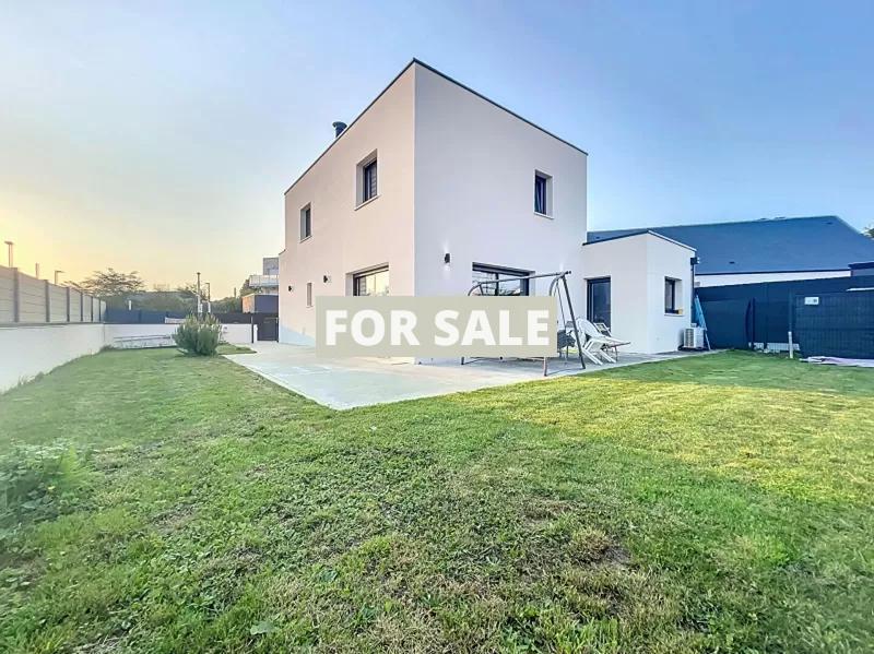 Contemporary Detached House with Garden
