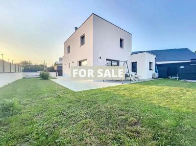 Contemporary Detached House with Garden