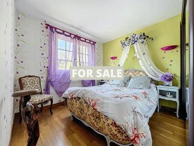 Detached Country House with Landscaped Garden