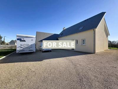 Modern Detached House with Garden