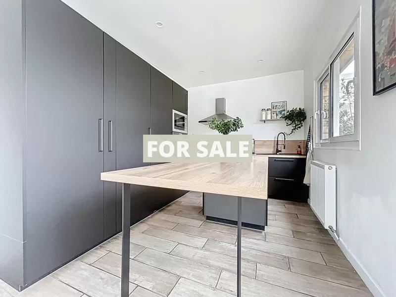 Contemporary House in Coastal Location