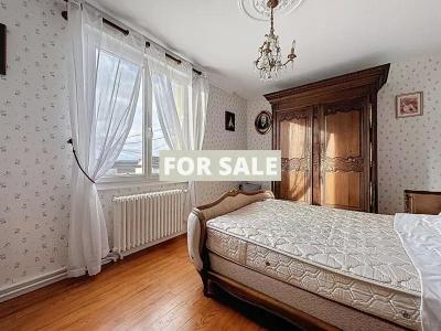 Traditional House with Garden