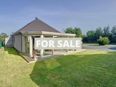 Detached House with Landscaped Garden Near the Coast