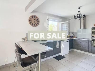 Detached House with Landscaped Garden Near the Coast