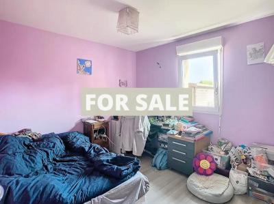 Detached House with Landscaped Garden Near the Coast