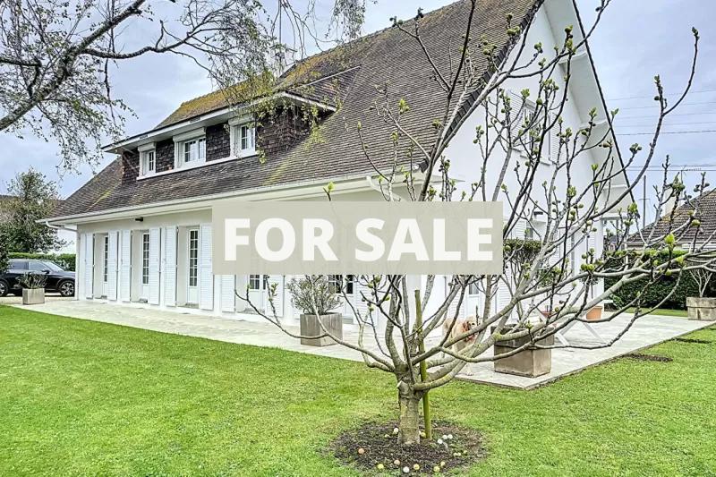 Main Photo of a 6 bedroom  House for sale
