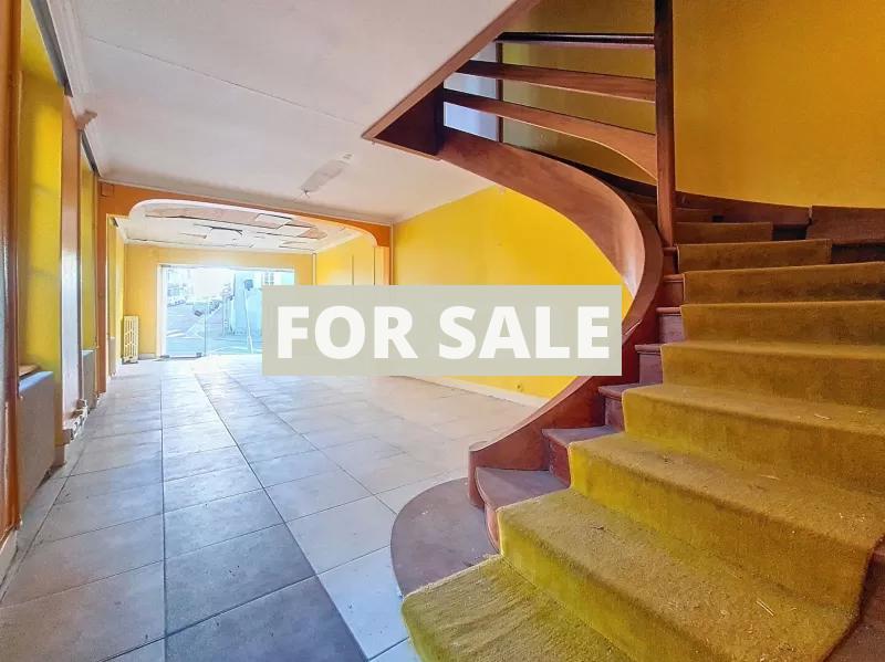 Main Photo of a 5 bedroom  Town House for sale