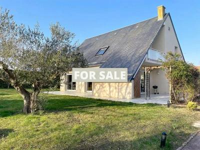 Modern Detached House with Garden