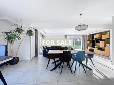 Modern Detached House with Garden