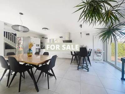 Modern Detached House with Garden