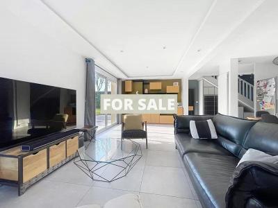 Modern Detached House with Garden