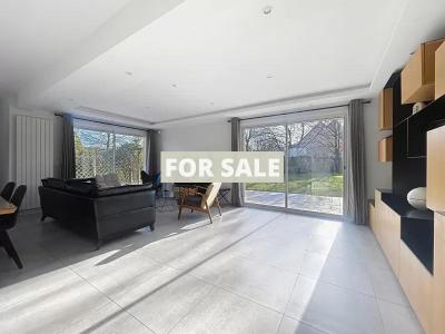 Modern Detached House with Garden