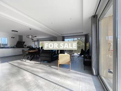 Modern Detached House with Garden