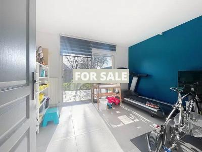 Modern Detached House with Garden