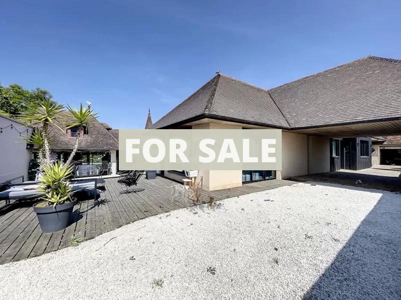 Main Photo of a 7 bedroom  House for sale