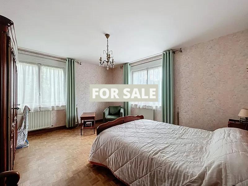 Detached House with Parkland Gardens