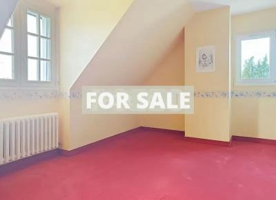 Detached Country House with Landscaped Garden