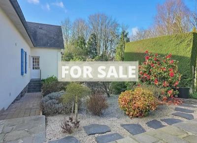 Detached Country House with Landscaped Garden