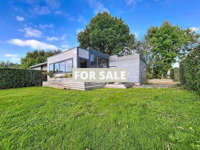 Contemporary Detached House with Private Garden