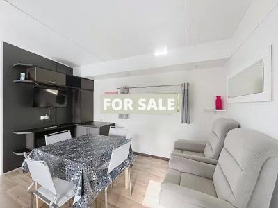 Contemporary Detached House with Private Garden