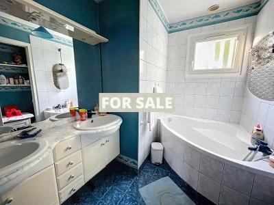 Detached House with Garden by the Coast