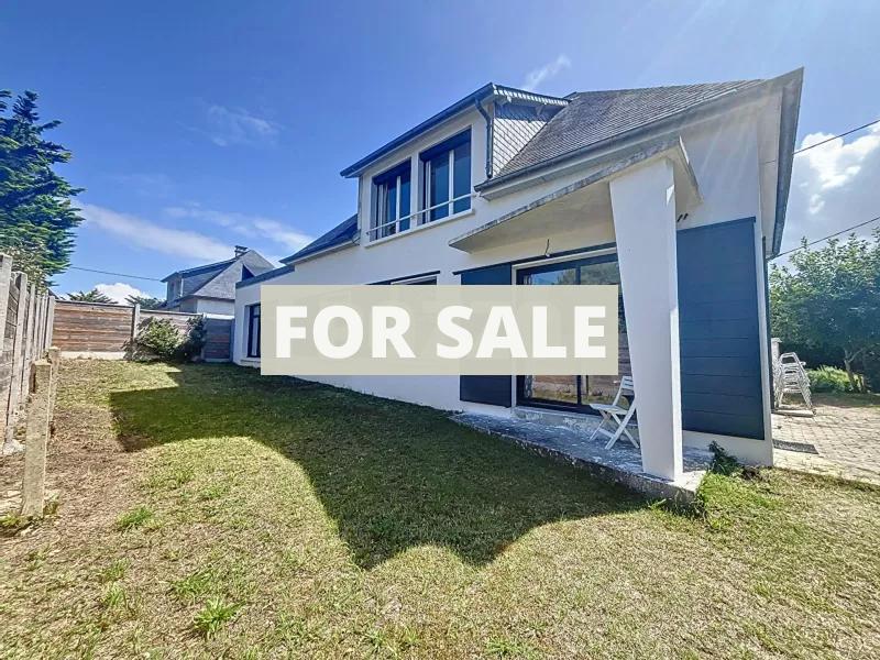 Main Photo of a 4 bedroom  House for sale