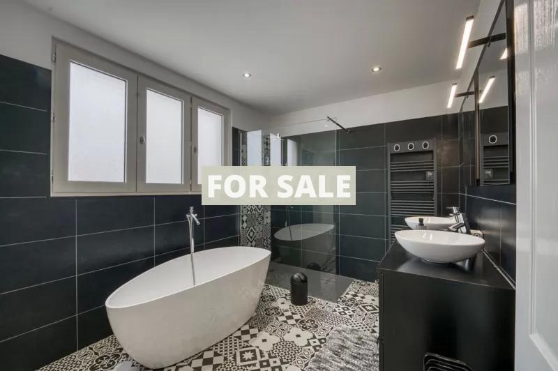 Detached House with Garden by the Coast