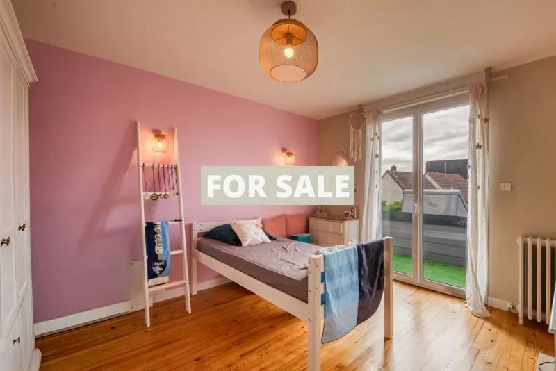 Detached House with Garden by the Coast