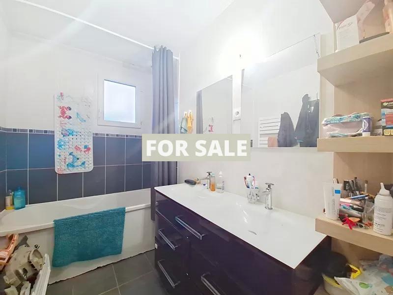 Modern Detached House with Garden