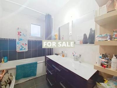 Modern Detached House with Garden