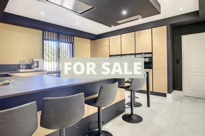 Contemporary Detached House in Coastal Location