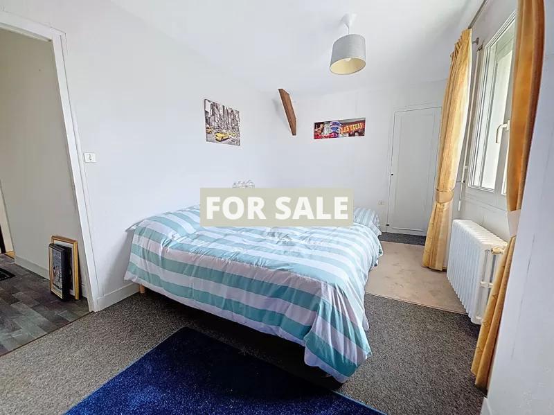 Detached Country House with Landscaped Garden