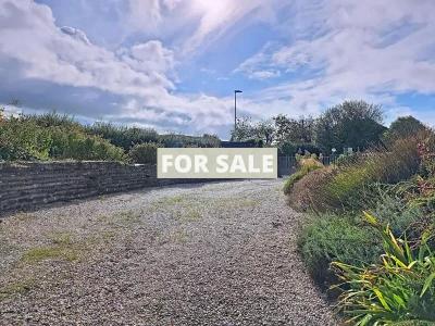 Detached Country House with Landscaped Garden