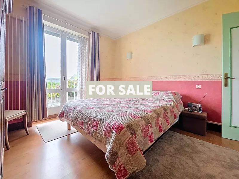 Detached Country House with Landscaped Garden