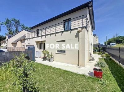 Contemporary Detached House with Garden