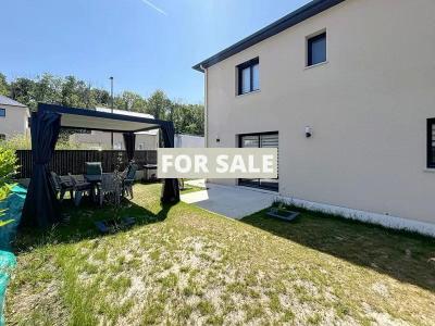 Contemporary Detached House with Garden