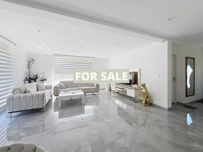 Contemporary Detached House with Garden