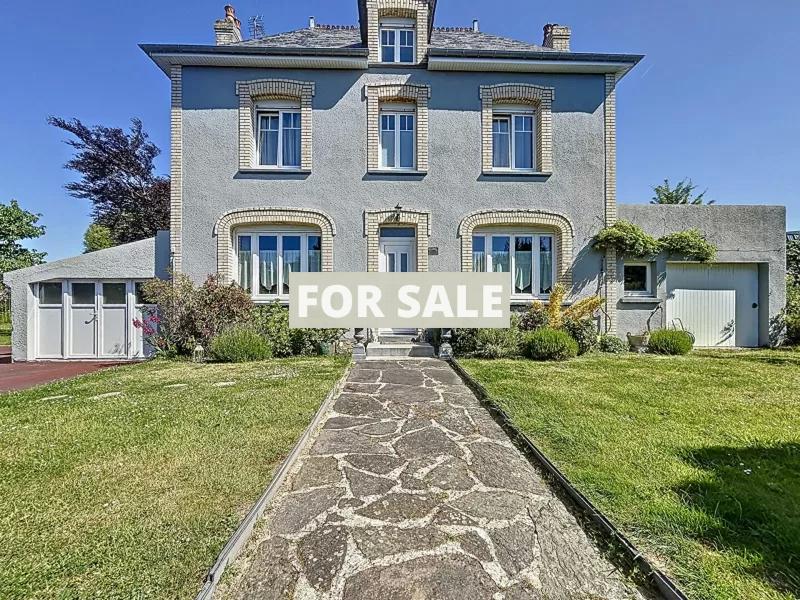 Main Photo of a 4 bedroom  House for sale